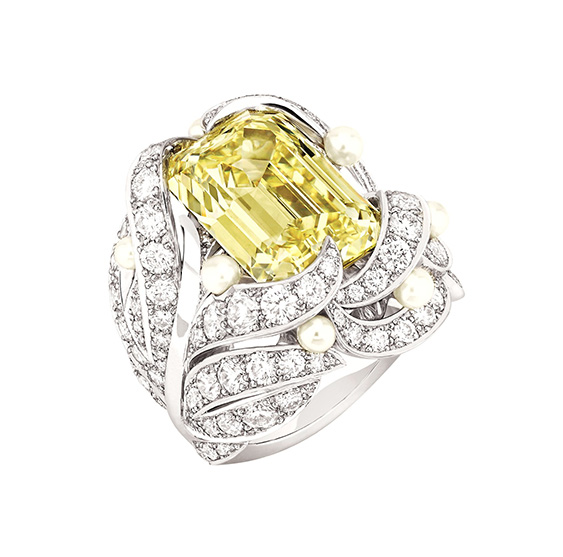 CHANEL Joaillerie Bague Plume Perlee 黃鑽戒指。